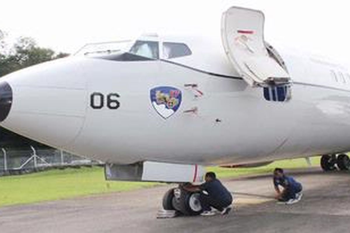 Dua anggota Skuadron Udara 17 sedang melakukan mooring pesawat Boeing 737-400 di Parkir Area Lanud Halim Perdanakusuma, Selasa (20/3/2012). 