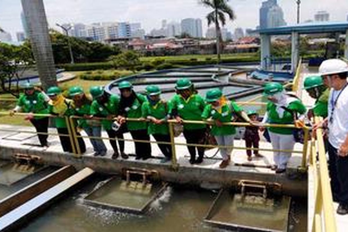 Para ibu dan anak binaan Komunitas Ciliwung Bersih melihat proses pengolahan air bersih di instalasi pengolahan air bersih Ipal Pejompongan 1, Jakarta, Kamis (21/3/2013). Kunjungan tersebut adalah bagian dari kegiatan Palyja untuk menyambut peringatan Hari Air.

