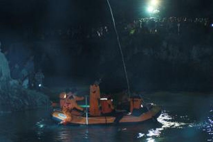 Tim gabungan dari SAR Sintete Pemangkat dan Tagana Kota Singkawang saat mencari korban tenggelam di Danau Biru, Singkawang, Kalimantan Barat (11/9/2013)