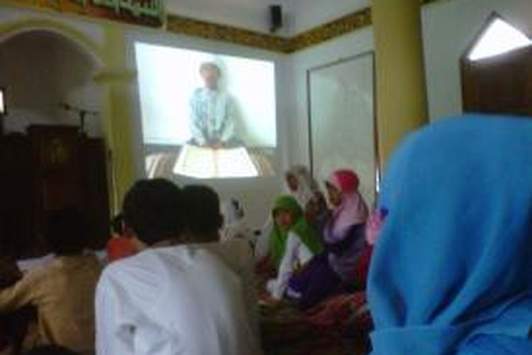 Anak-anak menanti waktu Maghrib dengan nonton bareng film Islami di Masjid Annur, Kp. Kertasari, Karangpawitan, Garut, Sabtu (27/7/2013) Sore