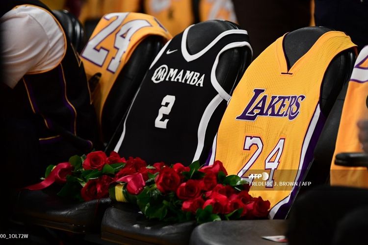 Dua kursi kosong dengan jersey Kobe dan Gianna Bryant jelang seremoni penghormatan untuk mendiang Kobe Bryant sebelum laga kontra Portland Trail Blazers di Staples Center, Los Angeles, California, pada 31 Januari 2020.
