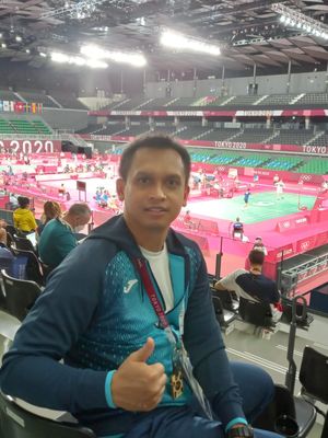 Pelatih bulu tangkis tunggal putra Guatemala, Muamar Qadafi, berpose di venue Olimpiade Tokyo 2020.