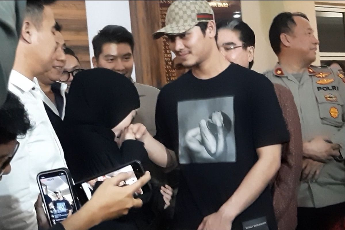 Rizky Billar memeluk dan mencium kening istrinya, Lesti Kejora, di Polres Metro Jakarta Selatan, Selasa (18/10/2022). Polisi menyatakan perkara kekerasan dalam rumah tangga (KDRT) antara Lesti dan Billar telah selesai dan berakhir damai.