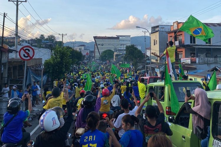 Ribuan pendukunh timnas Brasil di kota Ambon, Maluku menggelar pawai kemenangan di Jalan Jenderal Sudirman Ambon, Selasa (6/12/2022) pagi.