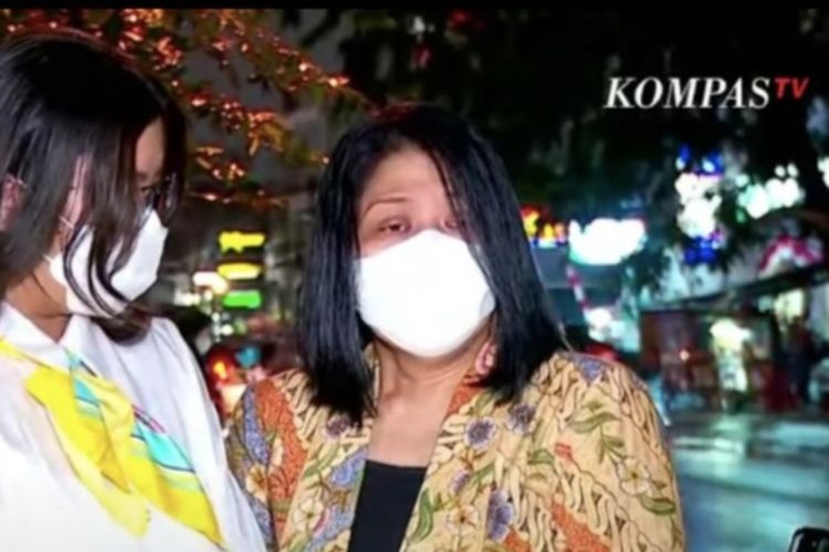 Istri Kadiv Propam Polri Irjen Ferdy Sambo, Putri Candrawathi menangis setelah membesuk suaminya di Mako Brimob, Kelapa Dua, Depok, Jawa Barat, Minggu (7/8/2022).