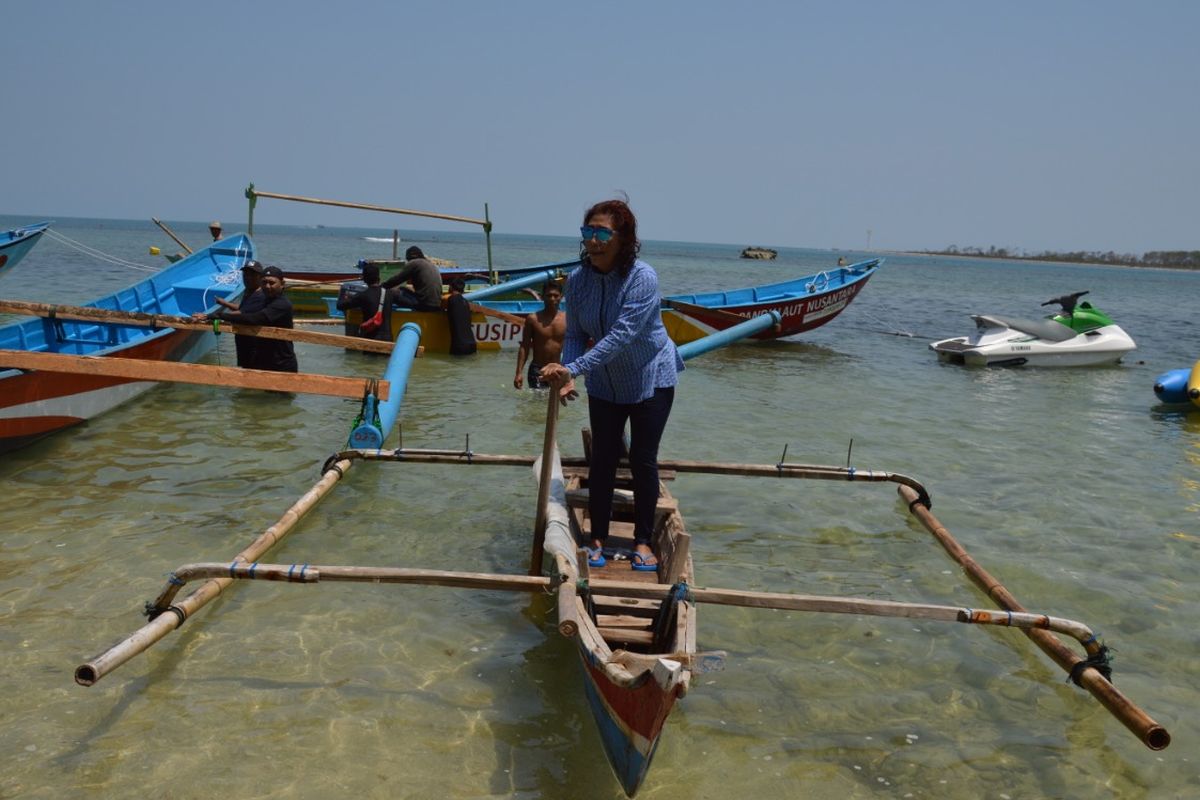 Susi Pudjiastuti dengan perahu dayung milik Mulyani, nelayan Pandeglang yang mendapat perahu dari metode tukar guling dengan perahu baru.