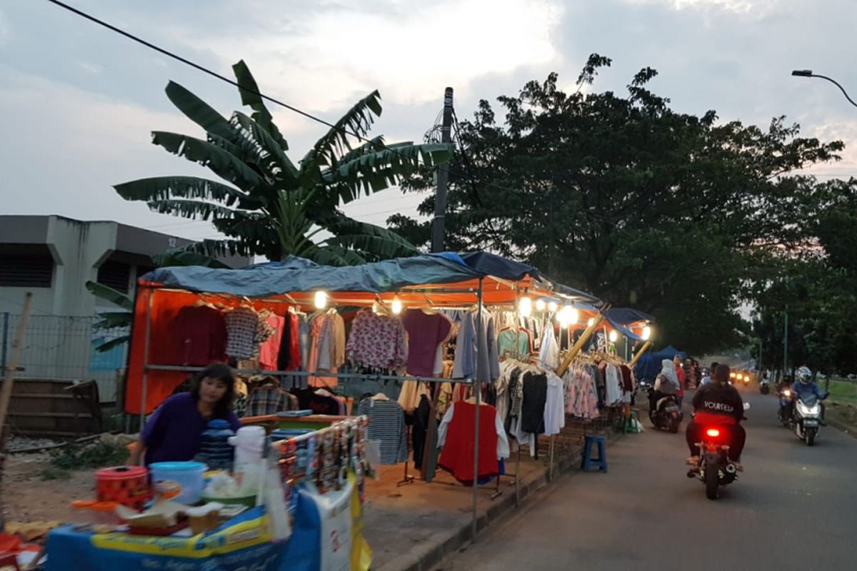 Suasana ngabuburit di pinggiran BKT, Jakarta Timur, Jumat (18/5/2018)