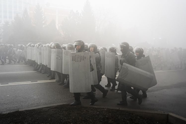 Polisi anthuru-hara membentuk barikade untuk memblokade para pengunjuk rasa dalam demo di Almaty, Kazakhstan, Rabu (5/1/2022). Demonstran yang mengecam kenaikan harga gas cair bentrok dengan polisi di kota terbesar Kazakhstan itu dan mengadakan protes di sekitar puluhan kota lain.