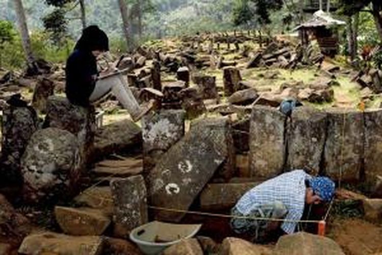Anggota tim Penelitian Gunung Padang, Cianjur, Jawa Barat, sedang meneliti dan mencatat data sampel dari temuan yang digali, beberapa waktu lalu.