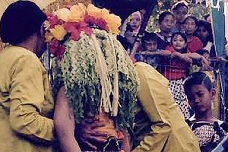 Di Desa Olehsari, Banyuwangi, Jawa Timur, Fadiyah menari Seblang selama 7 hari untuk menghindarkan desanya dari pagebluk.