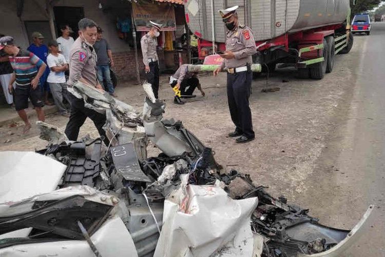 Petugas saat melakukan olah tempat kejadian perkara (TKP) kecelakaan lalu lintas di Jalur Pantura Kabupaten Cirebon, Jawa Barat, Minggu (3/4/2022). 