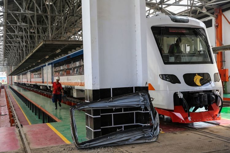 Satu rangkaian kereta Bandara Soekarno-Hatta (Soetta) buatan PT Industri Kereta Api (INKA) terlihat di Balai Yasa, Manggarai, Jakarta, Senin (18/9/2017). Total ada sepuluh train set Kereta Bandara Soekarno-Hatta akan tiba di Balai Yasa Manggarai pada bulan Oktober dan ditargetkan akan beroperasi pada September 2017.