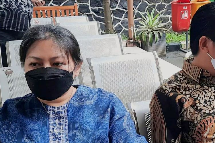 Istri Ronal Surapradja, Seruni Purnamasari, di Pengadilan Agama Jakarta Selatan, Kamis (21/4/2022). 