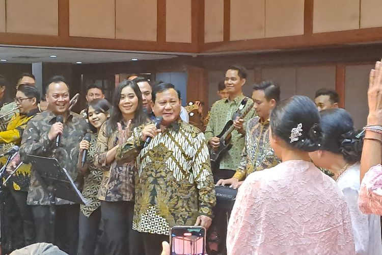 Presiden terpilih 2024-2029 Prabowo Subianto bernyanyi di hadapan mantan istrinya, Titiek Soeharto di Gedung Pewayangan, Jakarta Timur, Kamis (25/4/2024). 