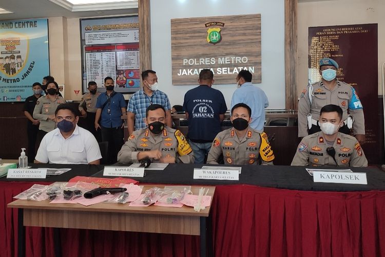 Polres Jakarta Selatan menggelar konferensi pers terkait penangkapan pelaku perampokan Bank Jabar-Banten (BJB) di Fatmawati, Cilandak, Jakarta Selatan. Konferensi pers digelar di Polres Jaksel pada Rabu (6/4/2022). 