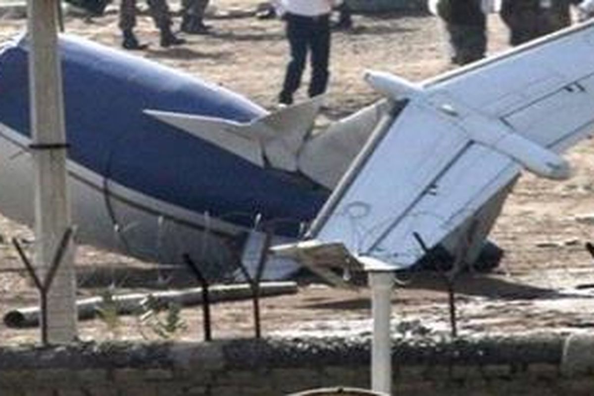 Bagian sebuah pesawat penumpang yang jatuh di Karachi, Pakistan, Jumat (5/11) karena masalah mesin. Kecelakaan itu menewaskan 21 penumpang pesawat tersebut.