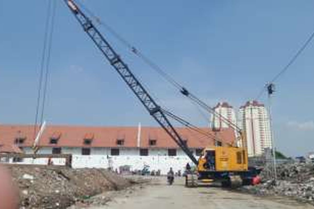 Sejumlah alat berat dikerahkan untuk memulai pembangunan tanggul di kawasan Pasar Ikan, Penjaringan, Jakarta Utara, Selasa (26/7/2016),