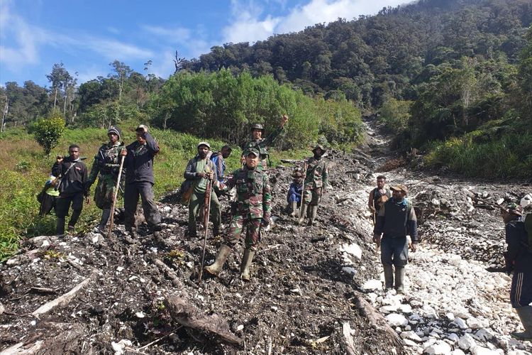 Tim SAR Darat yang melakukan pencarian Helikopter MI-17 milik TNI AD yang hilang kontak di Kabupaten Bintang,  Papua, sejak 28 Juni 2019