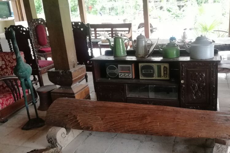 Sebuah rumah joglo pada sebuah dusun kecil di Desa Tuksono, Kecamatan Sentolo, Kulon Progo, DIY, jadi galeri barang antik. Pemiliknya seorang pamong di kantor desa Tuksono. Selain jadi pamong, ia nyambi jualan semua barang antik di galerinya.  