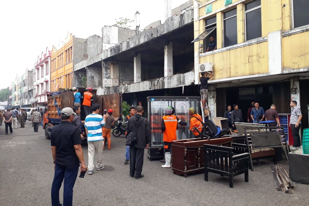 Suasana pengosongan 25 bangunan Ruko Permata Cimone, Kota Tangerang, Kamis (14/11/2019)