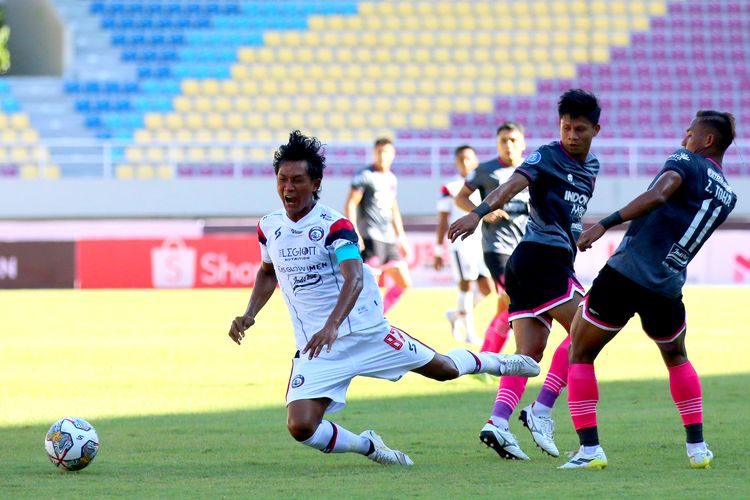 Pemain Arema FC Johan Ahmad Farizi terjatuh karena dihadang dua pemain Persita Tangerang saat pertandingan pekan ke-15 Liga 1 2022-2023 yang berakhir dengan skor 2-0 di Stadion Manahan Solo, Sabtu (17/12/2022) sore. Artikel ini berisi link live streaming Persita vs Arema FC.