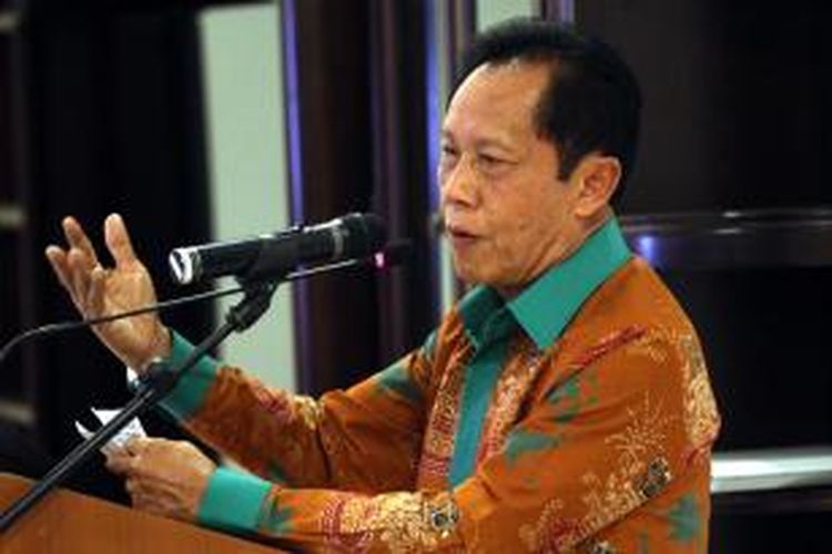 Kepala Badan Intelijen Negara (BIN) Sutiyoso memberikan keterangan saat konferensi pers usai pertemuan dengan Panglima TNI, Kapolri, dan sejumlah tokoh agama, di Jakarta, Kamis (23/7/2015). Pertemuan tertutup tersebut membahas penanganan insiden di Tolikara, Papua, Jumat 17 Juli lalu.