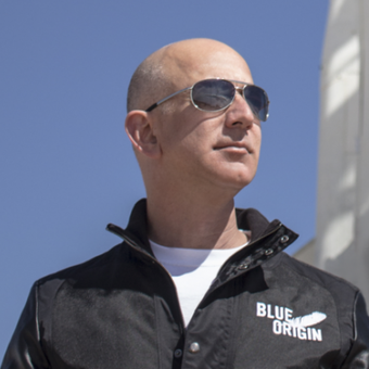 Bos Amazon, Jeff Bezos di depan roket New Shepard buatan Blue Origin