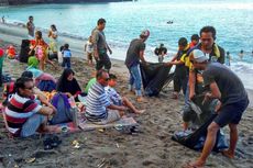 Prihatin Pantai Kotor, Pelaku Wisata di Lombok Gotong Royong Pungut Sampah