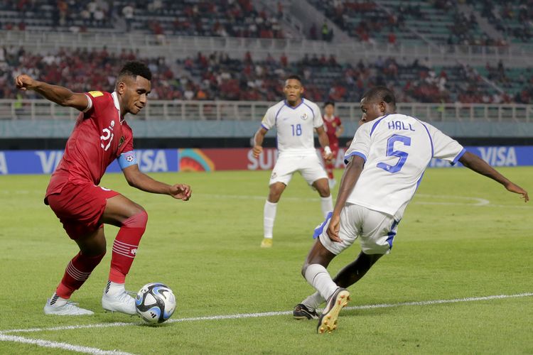 Pemain Timnas Indonesia Iqbal Gwijangge dijaga pemain Panama saat laga kedua babak penyisihan Grup A Piala Dunia U17 2023 Indonesia yang berakhir dengen skor 1-1 di Stadion Gelora Bung Tomo Surabaya, Jawa Timur, Senin (13/11/2023) malam.