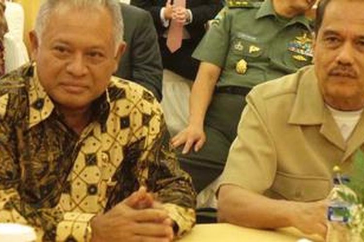 Menteri Pertahanan Purnomo Yusgiantoro bersama Marsekal TNI (Purn) Chappy Hakim (kanan) saat meluncurkan buku 
