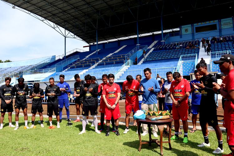 Pemain dan pelatih Arema FC doa bersama untuk persiapan musim 2022-2023 di Stadion Kanjuruhan Kabupaten Malang, Kamis (19/5/2022) pagi.