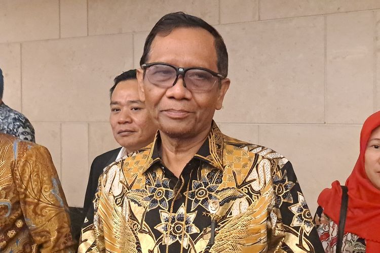 Menko Polhukam RI Mahfud MD saat menghadiri acara Forum Koordinasi Sentra Gakkumdu dalam Penanganan Tindak Pidana Pemilihan Umum di Wilayah Hukum Sulawesi di Hotel Claro Makassar, Kamis (13/7/2023)