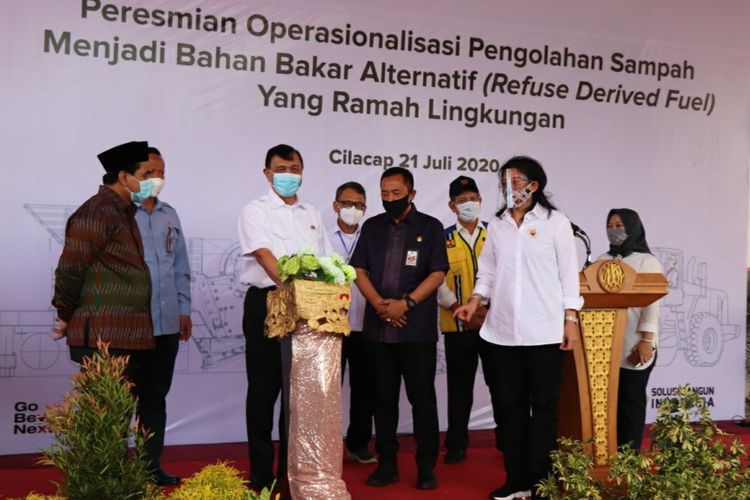 Menteri Koordinator Bidang Kemaritiman dan Investasi Luhut Binsar Panjaitan meresmikan operasional pengolahan sampah menjadi bahan bakar alternatif/ Refuse Derived Fuel (RDF) di Desa Tritih Lor, Kecamatan Jeruk Legi, Kabupaten Cilacap, Jawa Tengah, Selasa (21/7/2020)