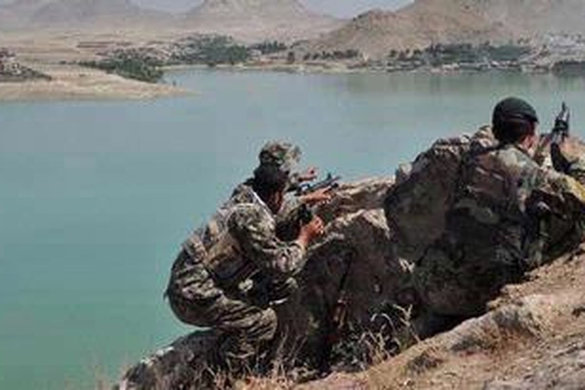 Personel Tentara Nasional Afganistan (ANA) mengambil posisi di sebuah bukit di dekat Hotel Spozhmai menyusul serangan milisi Taliban terhadap hotel yang berlokasi di Danau Qargha di luar Kota Kabul, Jumat (22/6/2012).