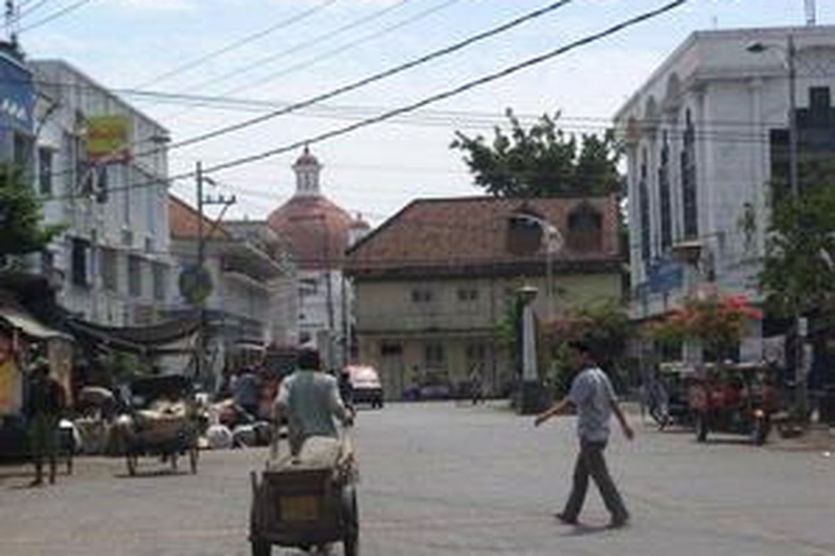Inilah salah satu pemandangan kota lama Semarang. Gereja Blenduk akan terlihat dari sudut manapun.
