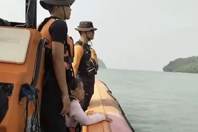 Tangis Histeris Ibu Madesta, 5 Hari Putrinya Hilang Usai Jatuh di Selat Sunda
