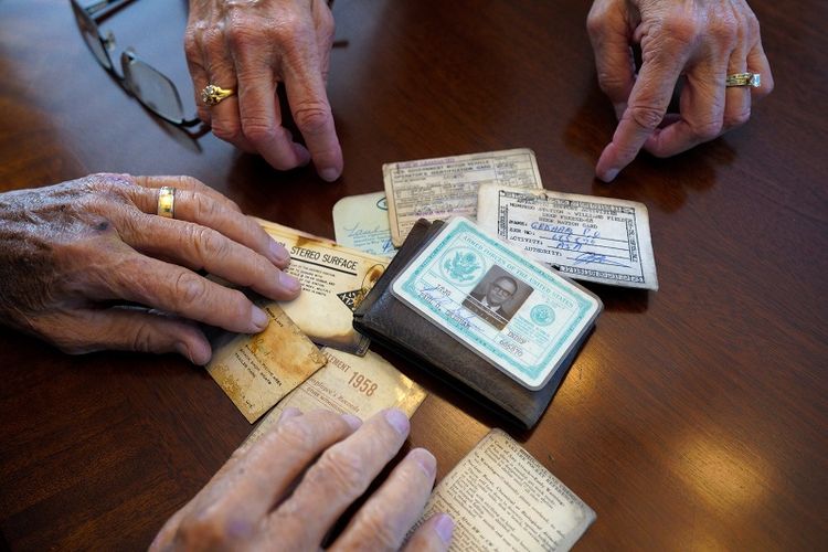 Paul Grisham dan istrinya Carole Salazar memeriksa dompetnya dan barang-barang yang ada di dalamnya saat dia kehilangannya di Antarktika pada tahun 1968 di rumah mereka di lingkungan San Carlos di San Diego, California, Rabu, 3 Februari 2021.