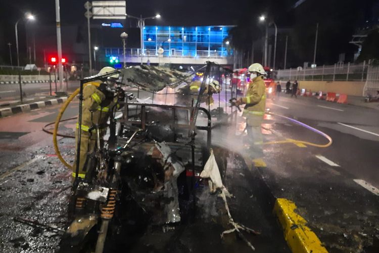Sebuah motor dengan bak terbuka bernomor polisi B 6671 GR terbakar di Jalan Metro Pondok Indah tepatnya di depan PIM 2, Pondok Pinang, Kebayoran Lama, Jakarta Selatan pada Minggu (5/12/2021) dini hari. 