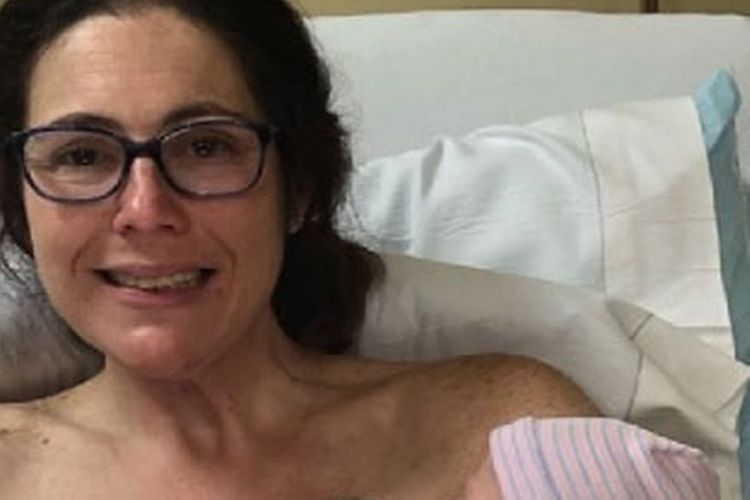 Melissa Surgecoff, seorang wanita asal Boston, Amerika Serikat, yang baru menyadari dirinya hamil setelah bayinya jatuh ke toilet.