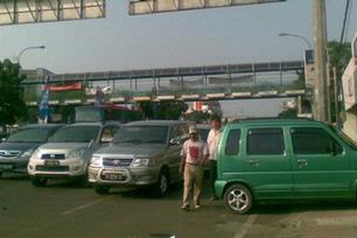 Penggunaan badan jalan sebagai area parkir sudah lama terjadi di depan Pasar Pramuka, Jakarta Timur. Mobil diatur hingga empat deretan hingga menyebabkan ruas jalan di jalur lambat hanya tersisa dua hingga tiga meter sebaimana terlihat pada Sabtu (23/7/2011) sore.