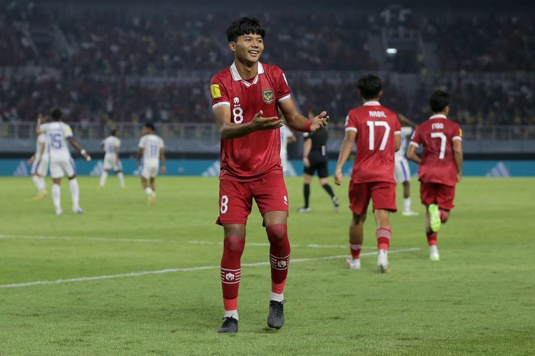 Pemain Timnas Indonesia Arkhan Kaka selebrasi seusai menjebol gawang Panama saat laga kedua babak penyisihan Grup A Piala Dunia U17 2023 Indonesia yang berakhir dengen skor 1-1 di Stadion Gelora Bung Tomo Surabaya, Jawa Timur, Senin (13/11/2023) malam.