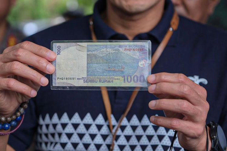 Lukisan Pulau Maitara dalam uang kertas pecahan Rp 1.000