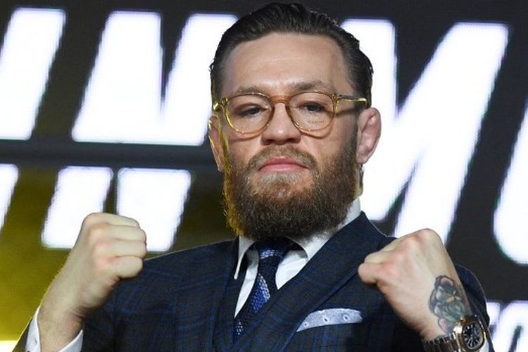 Seniman bela diri campuran Irlandia Conor McGregor menghadiri konferensi pers, di Moskow, Rusia.