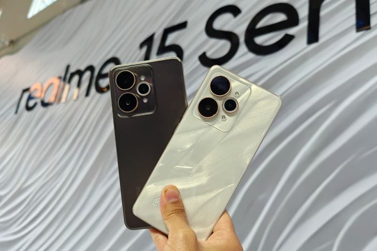 (Kiri ke kanan) Realme 15 dan Realme 15 Pro resmi meluncur di Indonesia, Rabu (8/10/2025). Keduanya memiliki desain serupa, tapi berbeda dari segi spesifikasi