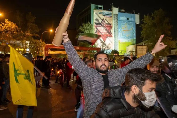 Banyak pendukung Republik Iran turun ke jalan untuk merayakan serangan ke Israel.