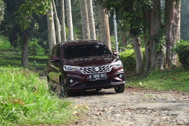 Test drive Suzuki Ertiga Hybrid di kawasan Puncak Bogor, jajal kenyamanan dan fitur mobil hybrid Suzuki