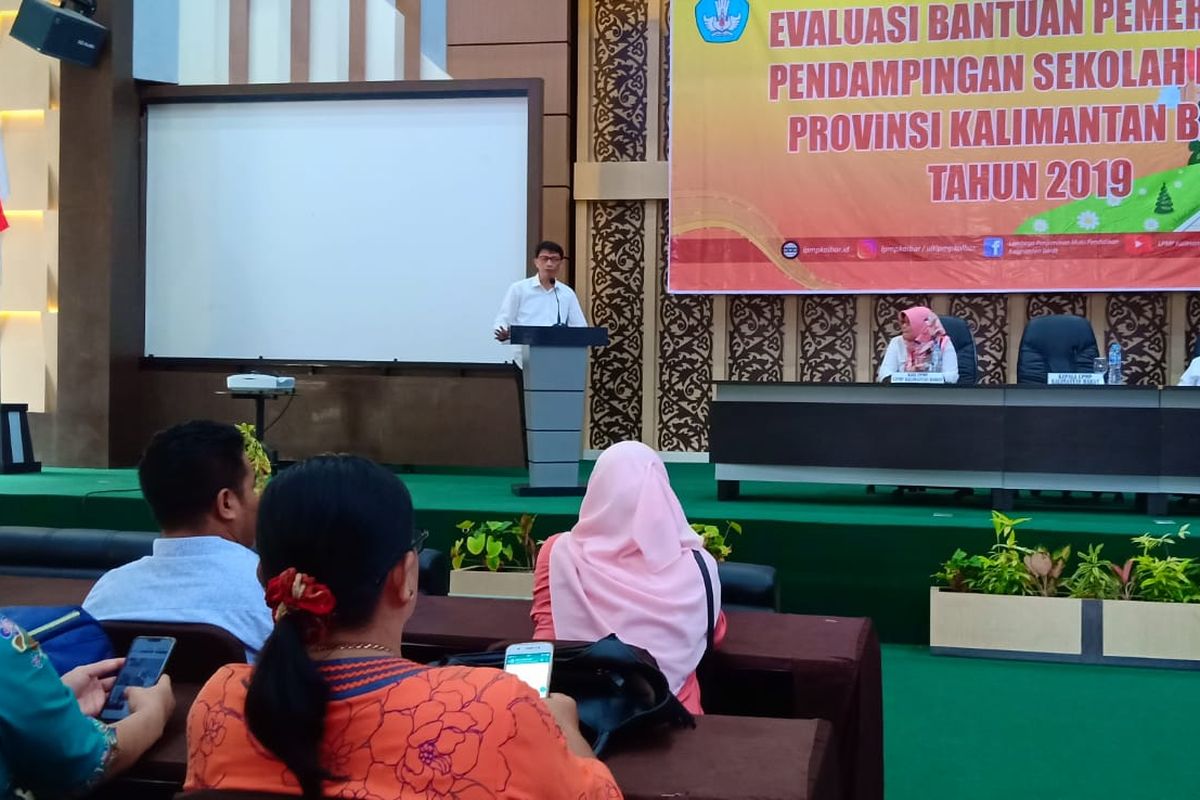 Asep Kusmayadi Ketua LPMP Kalimantan Barat dalam Evaluasi Bantuan Pendampingan Sekolah Model Provinsi Kalimantan Barat (2/12/2019).