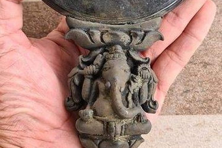 Cermin dari perunggu dengan gagang berbentuk Ganesha yang diduga berasal dari Sungai Musi.