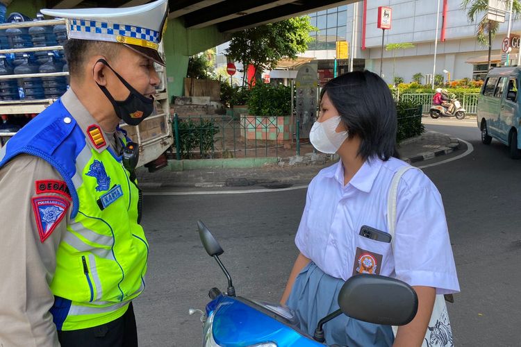 Pelajar SMK di Jakarta Barat terjaring operasi Zebra Jaya 2022 yang digelar di kawasan Jalan S Parman, Slipi Jakarta Barat pada Selasa (4/10/2022). Saat dihentikan polisi, ia mengaku takut ditilang dan mencoba mengebut untuk kabur. 