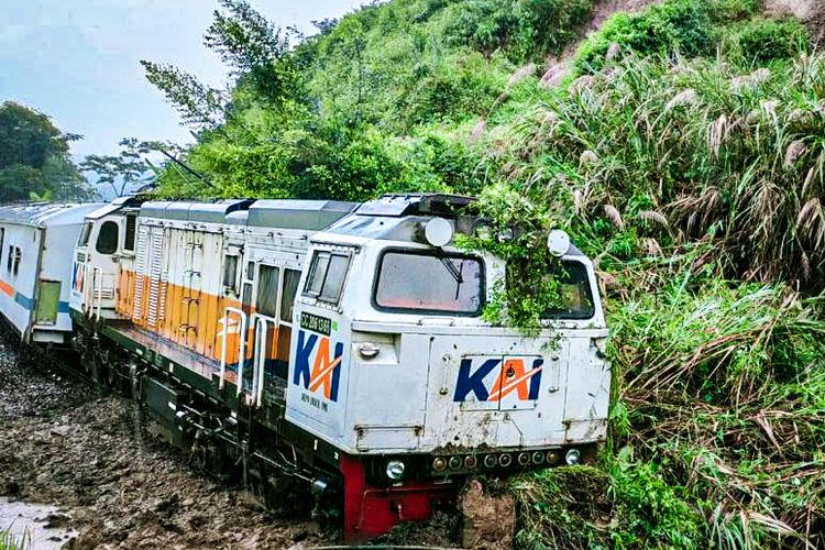 KA Serayu Pasarsenen-Purwokerto Terganggu akibat Longsor di Bandung Barat, KAI Lakukan Rekayasa dari Cimahi